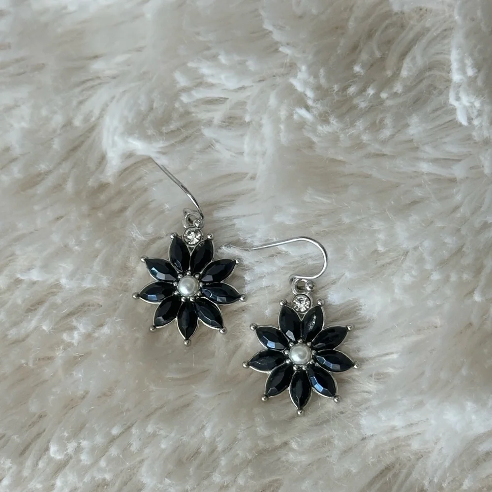 Elegant Black and Silver Floral Necklace and Earring Set - Picture 3 of 5